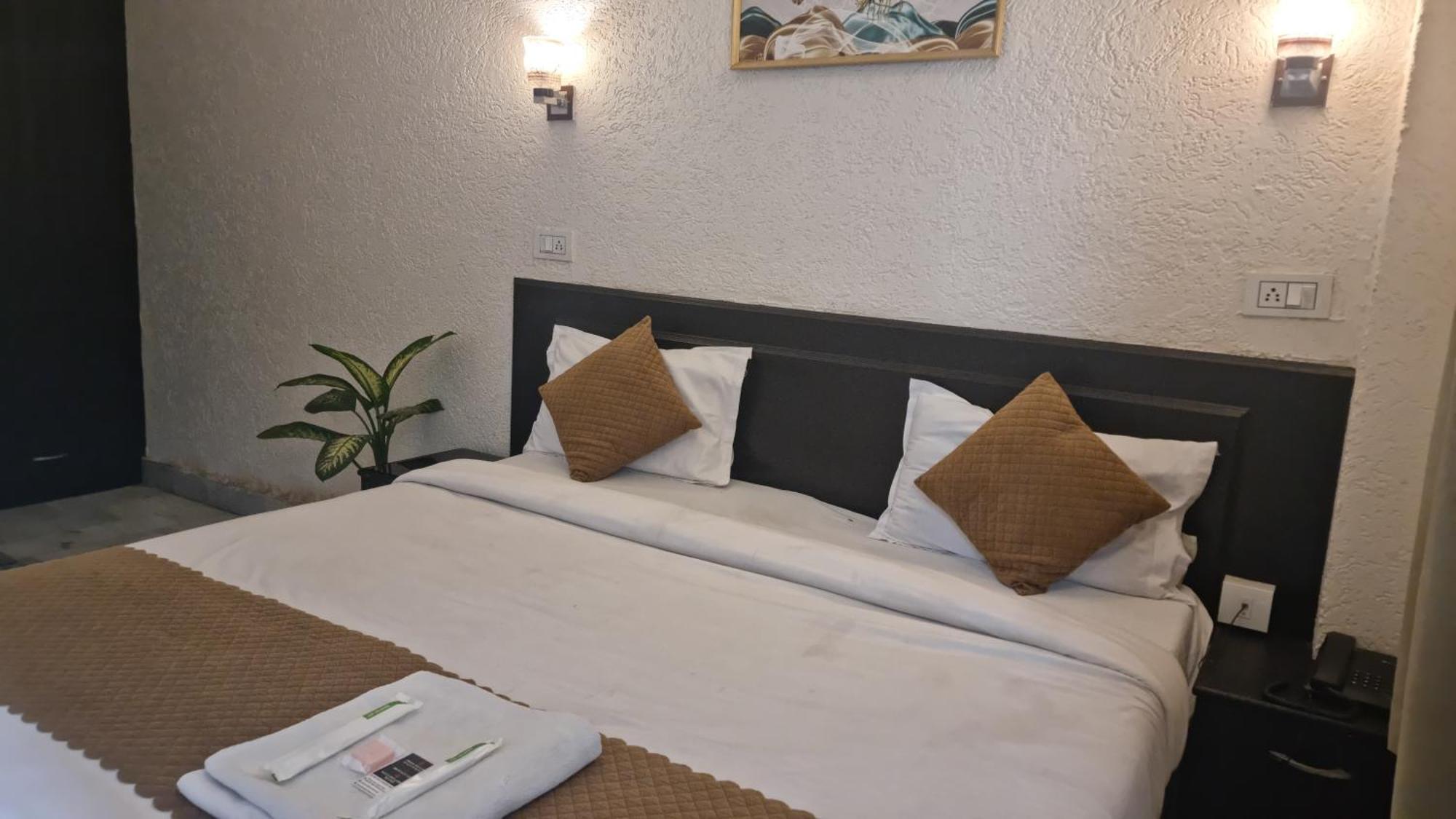 Around Stays-Prana Wellness Resort ริชิเคช ภายนอก รูปภาพ
