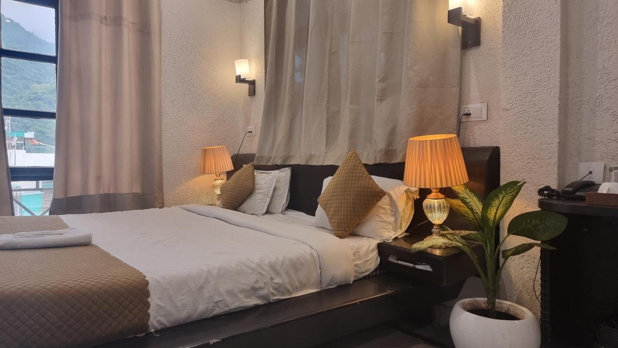 Praana Wellness Resort By Around Stays ริชิเคช ภายนอก รูปภาพ