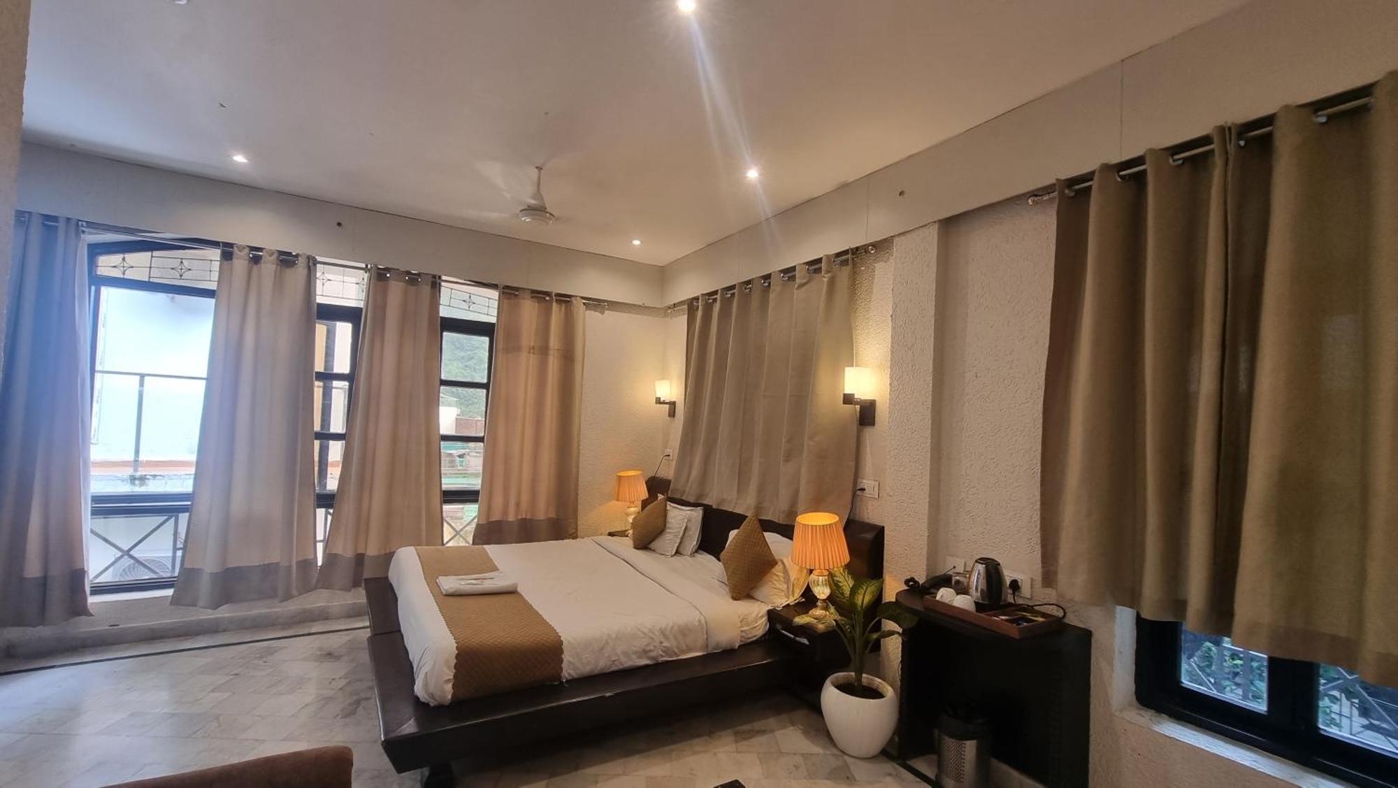 Praana Wellness Resort By Around Stays ริชิเคช ภายนอก รูปภาพ